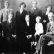 Rodzina Kruszelnickich. Siedzą od lewej: Wołodymira, Taras, babcia Maria, Larysa, dziadek Anton. Sto