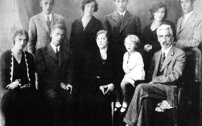 Rodzina Kruszelnickich. Siedzą od lewej: Wołodymira, Taras, babcia Maria, Larysa, dziadek Anton. Sto
