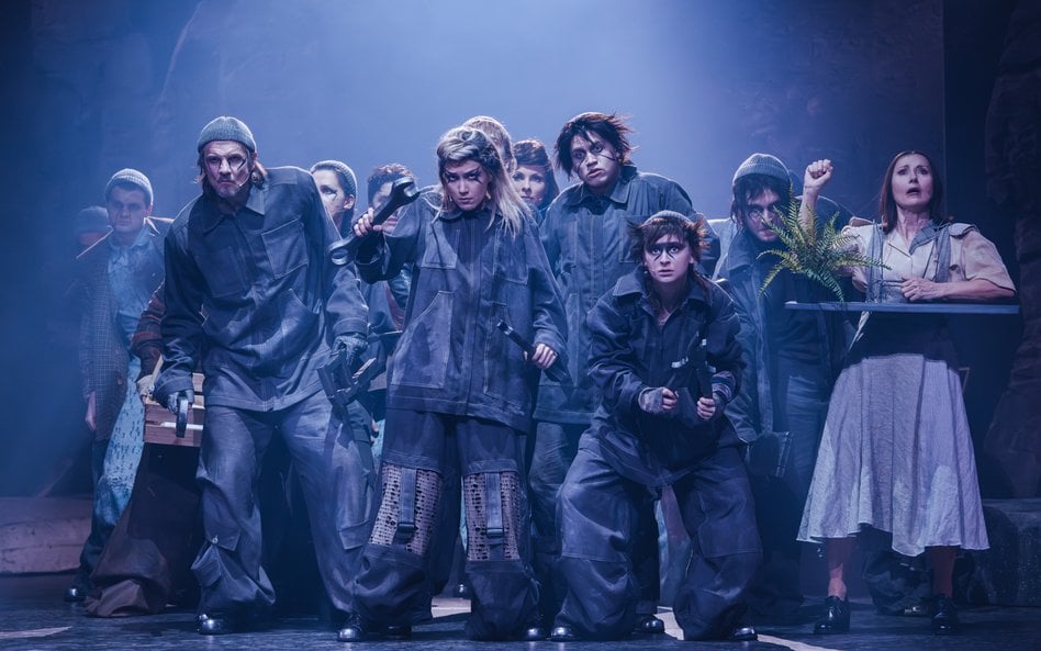 „Rewolta”, scena zbiorowa, Teatr Muzyczny w Poznaniu