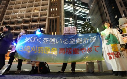 Protestujący podczas demonstracji przeciwko wznowieniu pracy elektrowni jądrowej Kashiwazaki-Kariwa 