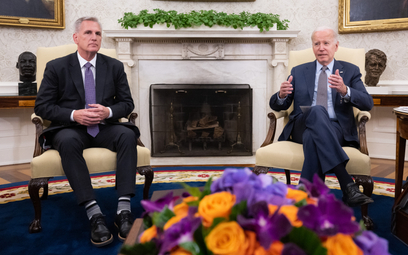 Przewodniczący Izby Reprezentantów Kevin McCarthy i prezydent Joe Biden