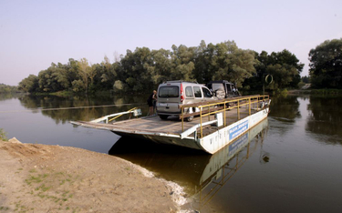 W Polsce wciąż w wielu miejscach przeprawę przez rzeki zapewniają promy.
