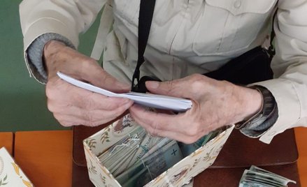 90-latek przyniósł na komisariat oszczędności życia