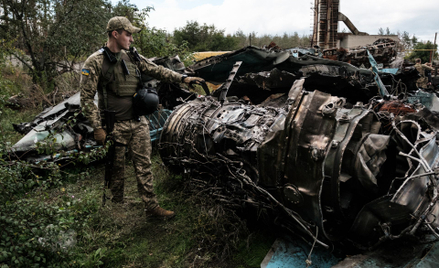 Ukraiński żołnierz przy wraku rosyjskiego samolotu