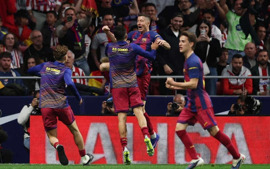 Barcelona ucieka Realowi. Robert Lewandowski strzela gola barkiem