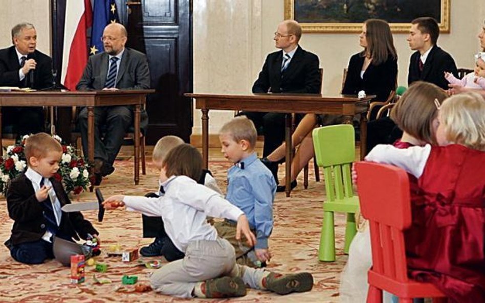 Rodzice z ruchu Ratuj Maluchy w piątek przekonywali prezydenta do zawetowania ustawy oświatowej. Lec