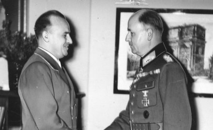 Marszałek Wilhelm List wita się z gubernatorem Hansem Frankiem podczas pobytu w pałacu w Krzeszowica