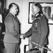 Marszałek Wilhelm List wita się z gubernatorem Hansem Frankiem podczas pobytu w pałacu w Krzeszowica