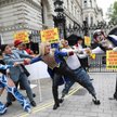 Tłum klaunów na Downing Street. "Zostały nam dwa tygodnie"