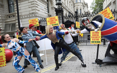 Tłum klaunów na Downing Street. "Zostały nam dwa tygodnie"