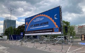 Pod PKiN zamontowano już duży ekran projekcyjny