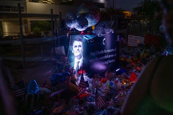 Miejsce upamiętnienia Charliego Kirka w Phoenix w stanie Arizona