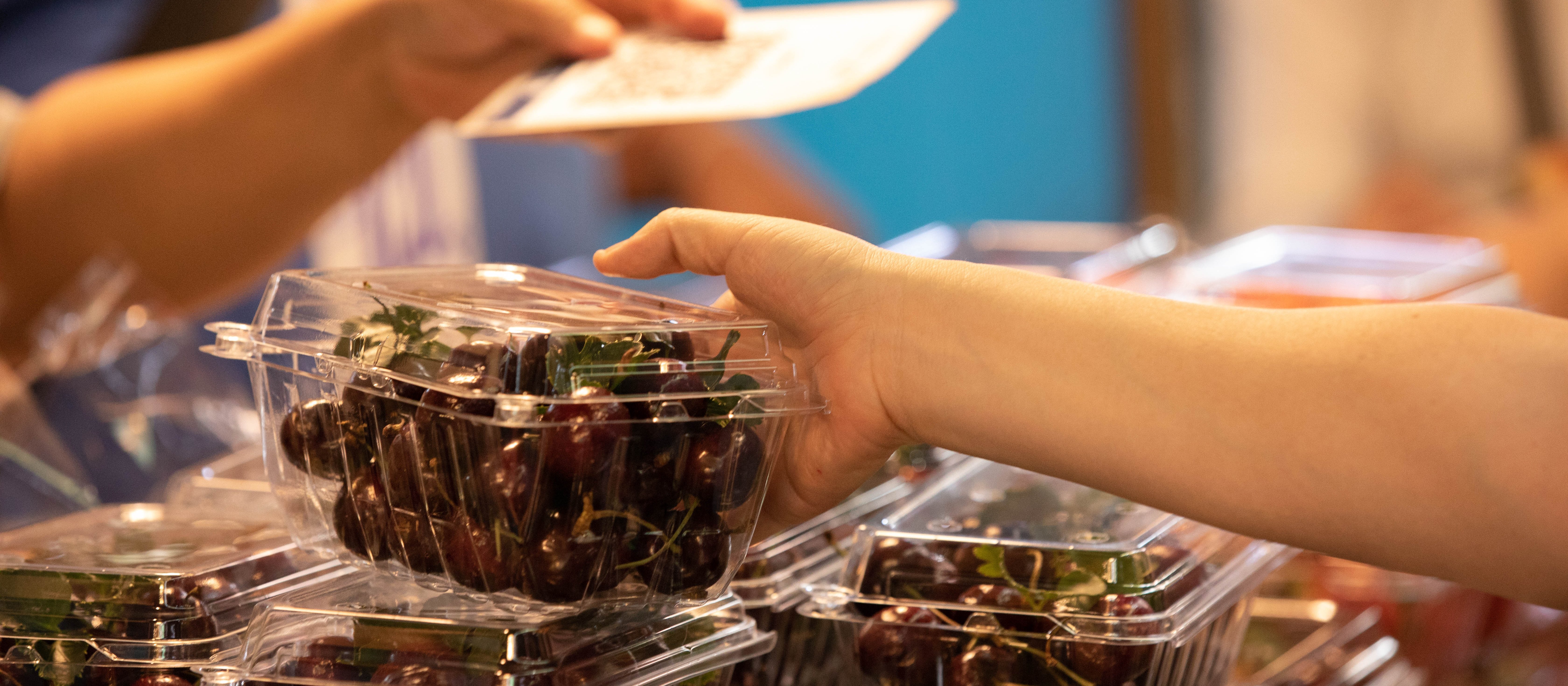 Czereśnie już dostępne w sklepach. Tyle zapłacimy za importowane owoce