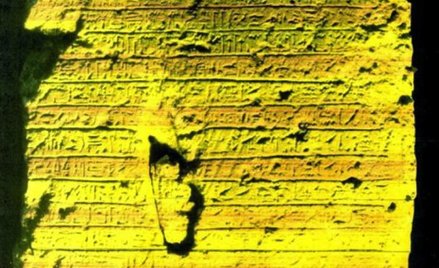 Tekst zapisano w trzech wersjach: pismem hieroglificznym, demotycznym i po grecku