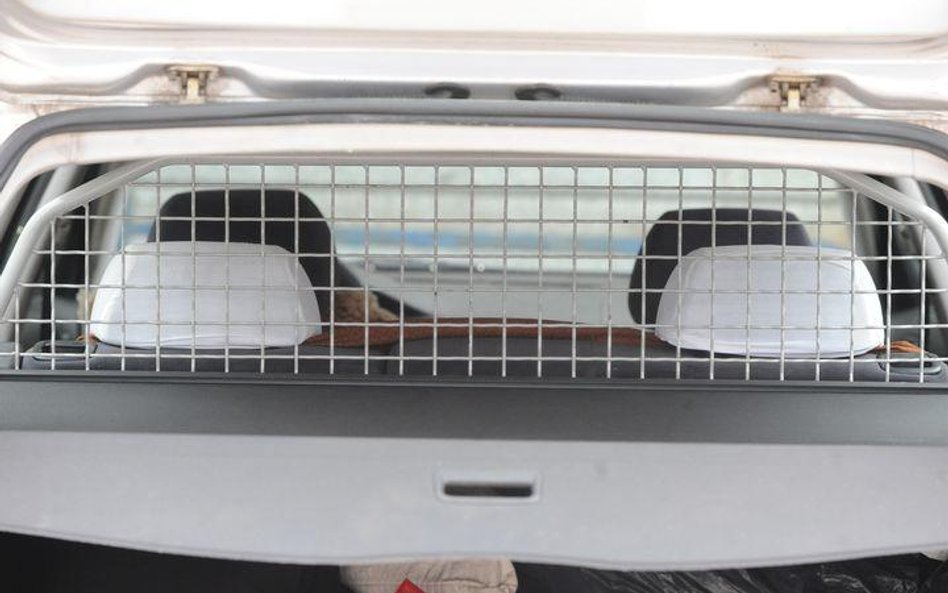 Z salonów znikają auta z kratką