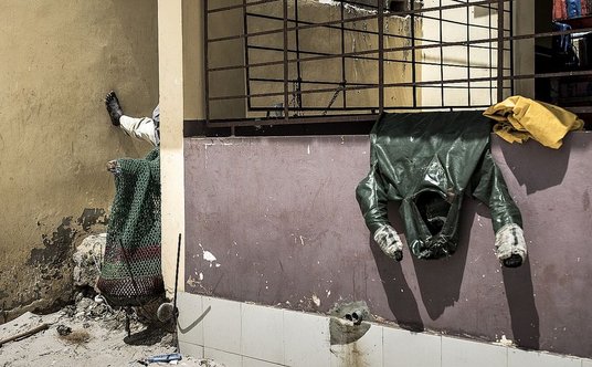 Zazwyczaj tętniący życiem przez cały dzień port rybacki w Dakarze. Teraz przypływa do niego średnio 