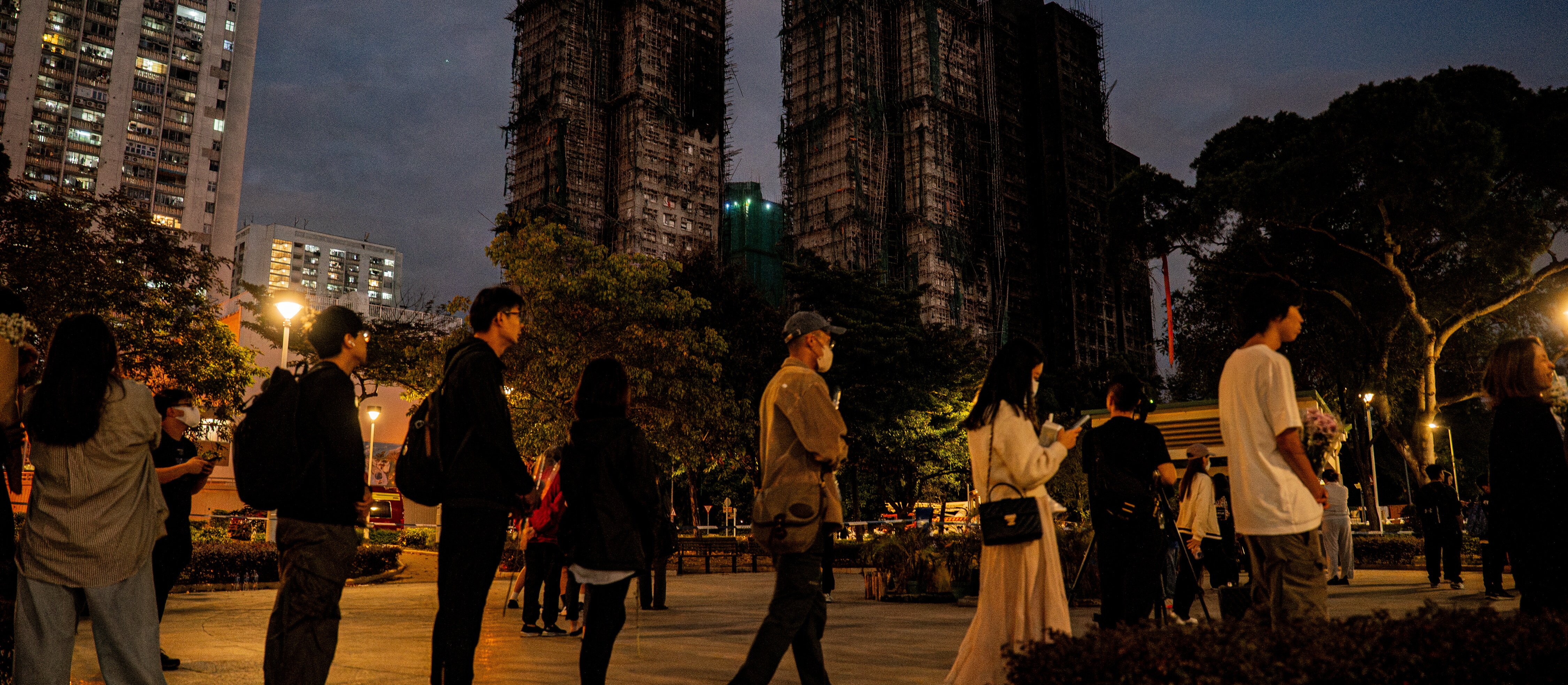Hongkong. Policja podała nowy bilans ofiar pożaru, tysiące ludzi wyległy na ulice