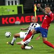 Zawodnik Sandecji Nowy Sącz Maciej Korzym (z lewej) i Marcin Cebula (z prawej) z Rakowa Częstochowa 