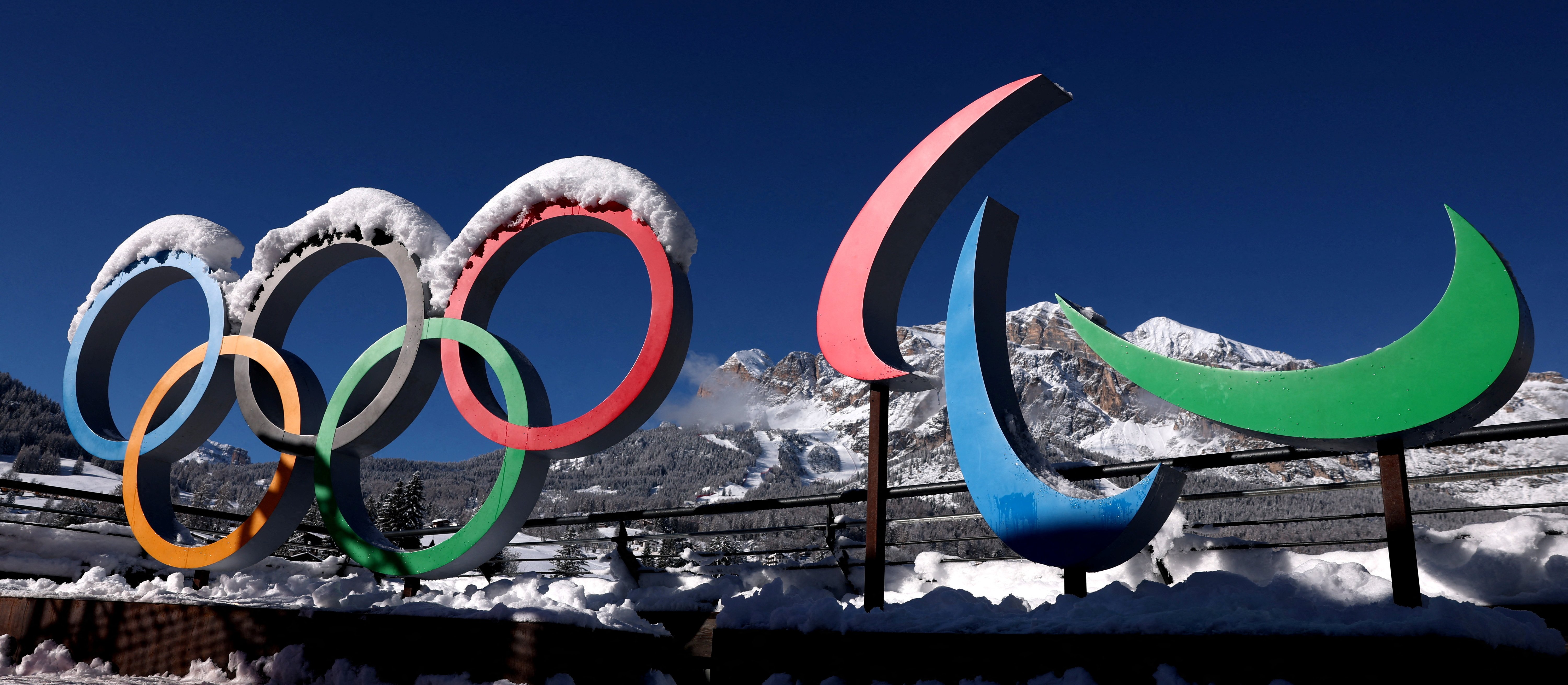 Rosyjska flaga znów obok olimpijskiego znicza. Protestują nie tylko Ukraińcy