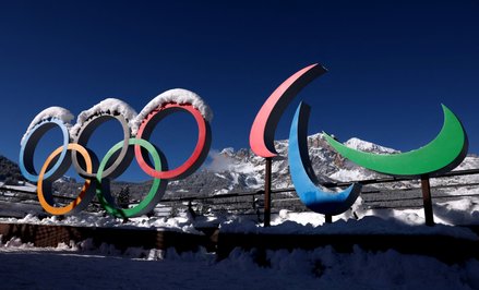 Rosyjska flaga znów obok olimpijskiego znicza. Protestują nie tylko Ukraińcy