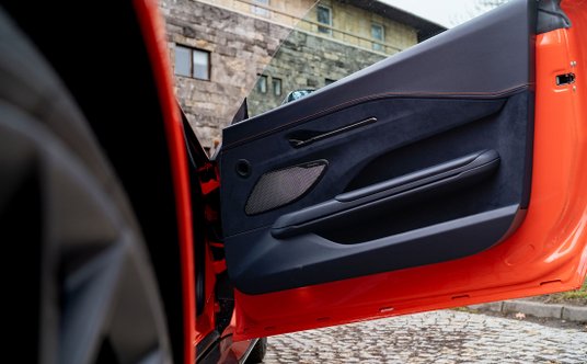 Drzwi przy otwieraniu podnoszą się lekko do góry. To ułatwia otwieranie np. przy wysokich krawężnika