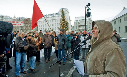 Hordur Torfason, lider obywatelskiego ruchu Głos Ludu, przemawia przed parlamentem