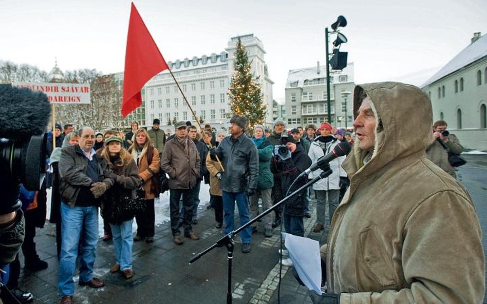 Hordur Torfason, lider obywatelskiego ruchu Głos Ludu, przemawia przed parlamentem