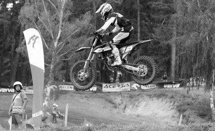 Młodej zawodniczce KM Cross Lublin w czasie zjazdu z górki wyrwało kierownicę z rąk i straciła panow