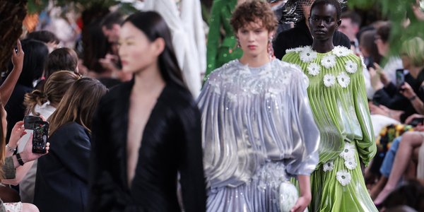 Dior wiosna 2026: Anderson inspiruje się Indiami i rzeźbami Lyndy Benglis