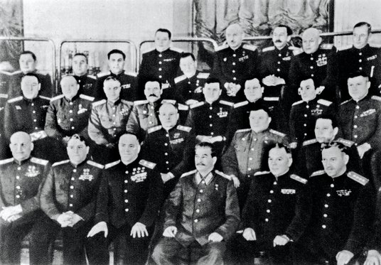 Józef Stalin w otoczeniu radzieckich marszałków i generałów, ok. 1945 r. W pierwszym rzędzie siedzą,
