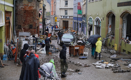 Uczniowie z terenów dotkniętych skutkami powodzi otrzymają m.in. zasiłek losowy i dofinansowanie do 