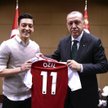 Mesut Özil skrytykowany. Miał zaprosić Erdogana na ślub