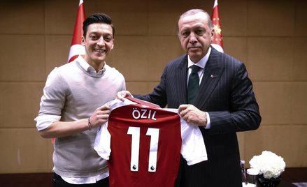 Mesut Özil skrytykowany. Miał zaprosić Erdogana na ślub