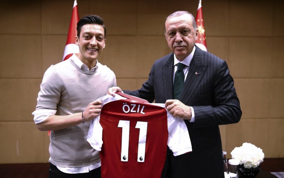 Mesut Özil skrytykowany. Miał zaprosić Erdogana na ślub