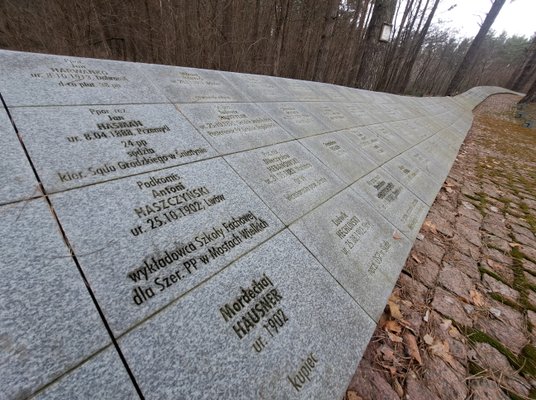 Na jednym z zakrętów kamiennej taśmy jest nazwisko „Haszczyński”