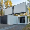 Willa pod Warszawą przykuwa wzrok. Nagradzany polski architekt sprawił, że „lewituje”