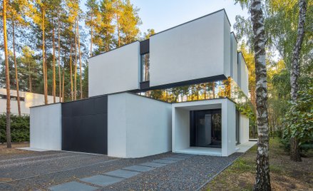 Willa pod Warszawą przykuwa wzrok. Nagradzany polski architekt sprawił, że „lewituje”