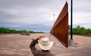 Okolice miasteczka Roma na południu stanu Teksas. Niedokończony mur na granicy z Meksykiem, przez kt