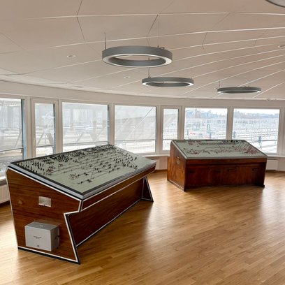 W głównej sali zabytkowego Grzybka zachowano dwa z trzech dawnych pulpitów sterowniczych, co tworzy 