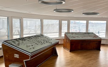 W głównej sali zabytkowego Grzybka zachowano dwa z trzech dawnych pulpitów sterowniczych, co tworzy 