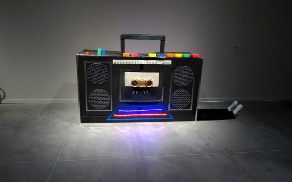 Duet Bracia (Agnieszka Klepacka oraz Maciej Chorąży) obiekt z „Piosenek miłości i śmierci” w reż. Ce