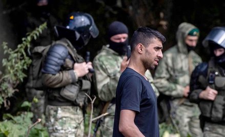 Nielegalnie próbujący dostać się do Polski z Białorusi cudzoziemcy są pilnowani na granicy (na zdj. 