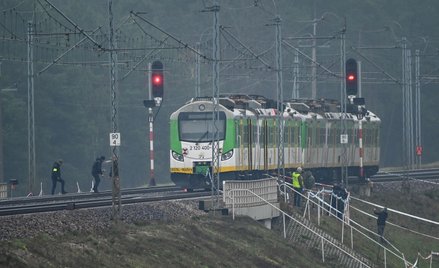 Działania służb przy zniszczonym fragmencie torowiska na trasie Dęblin-Warszawa przy stacji kolejowe