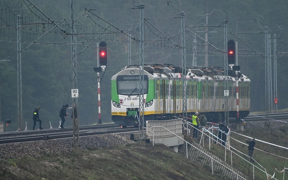 Działania służb przy zniszczonym fragmencie torowiska na trasie Dęblin-Warszawa przy stacji kolejowe