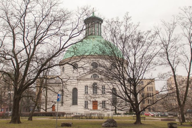 Kościół pw. Świętej Trójcy położony tuż obok warszawskiej Zachęty, znany jako kościół o największej 