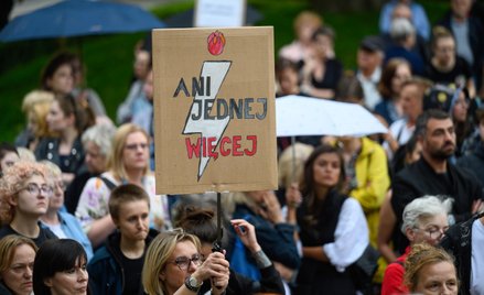 Demonstracja „Ani jednej więcej” na Placu Wolności w Poznaniu po śmierci ciężarnej Doroty w szpitalu