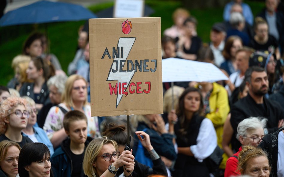 Demonstracja „Ani jednej więcej” na Placu Wolności w Poznaniu po śmierci ciężarnej Doroty w szpitalu