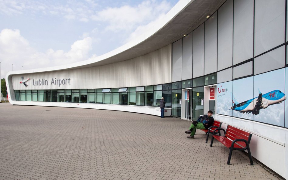 Nowe miejsca parkingowe na lubelskim lotnisku mają być gotowe przed szczytem wakacyjnych wylotów
