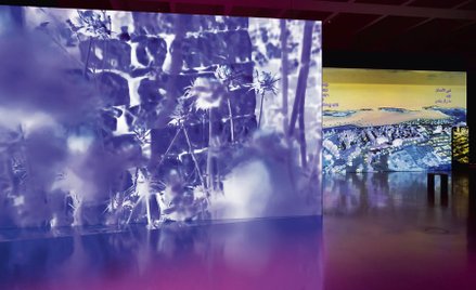 Instalacja „aż staliśmy się ogniem a ogień nami” artystycznego duetu Basel Abbas i Ruanne Abou-Rahme