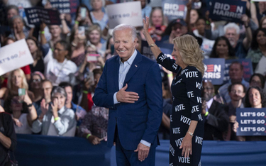 Para prezydencka Joe i Jill Bidenowie na wiecu w  Raleigh